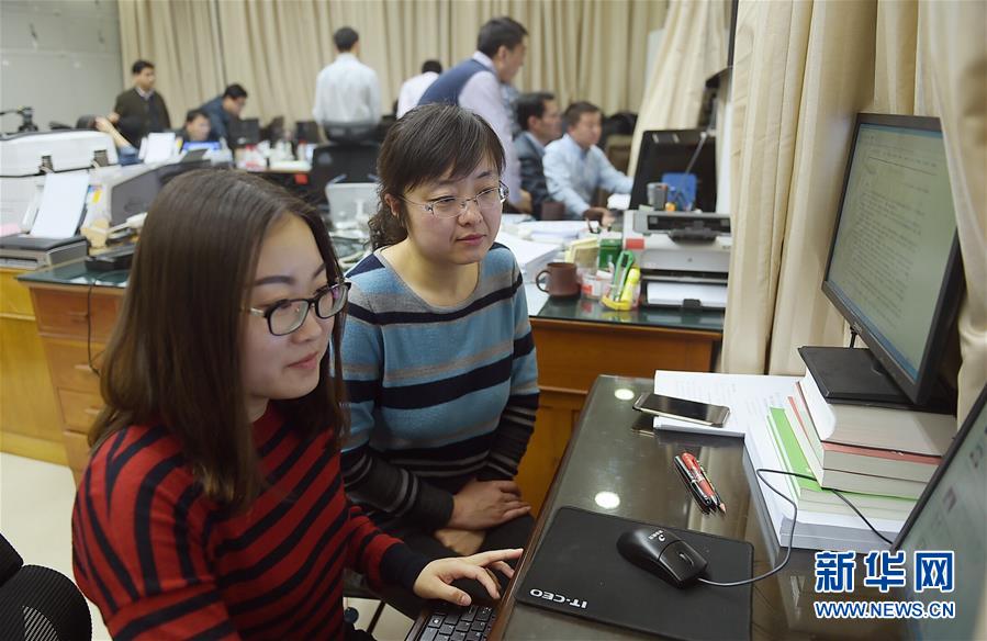 兩會(huì)會(huì)場(chǎng)內(nèi)外的她們：工作著 美麗著（組圖）
