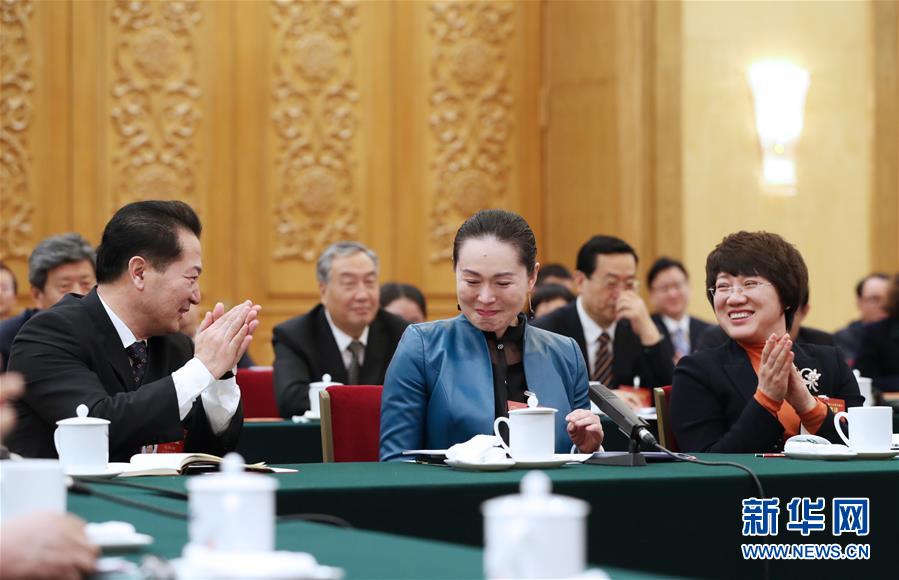 兩會會場內(nèi)外的她們：工作著 美麗著（組圖）