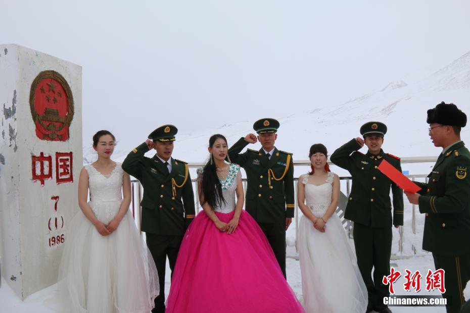 邊防官兵在海拔5100米的國門舉行婚禮