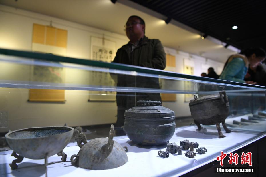 成都發掘近200座春秋至戰國時期船棺墓群