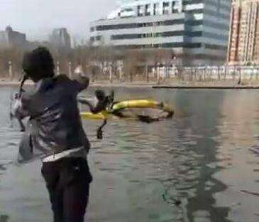 氣憤！男子直播扔共享單車 警方稱已將其抓獲【圖】