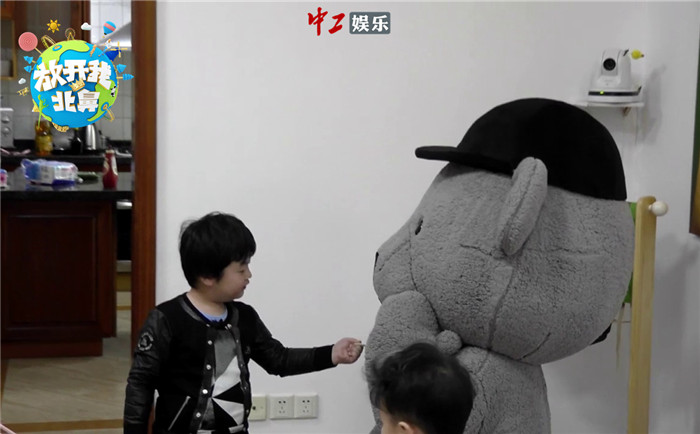 《北鼻2》高冷千璽扮熊仔暖萌敬業 忍饑挨餓幸有北鼻愛心投喂[組圖]