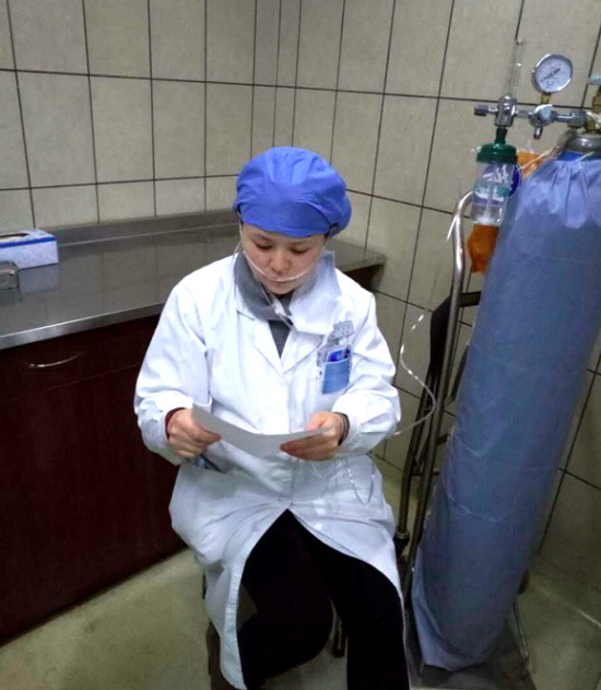 懷孕七月準媽媽醫生邊吸氧邊給人看?。▓D）