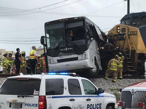 美國火車客車相撞 至少4人死亡現場混亂