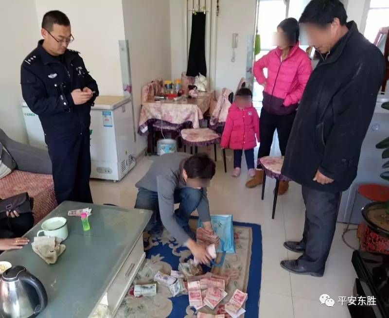 年度最心大先生將17萬錯當垃圾丟掉，拾荒老人如數歸還