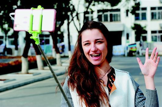 美女留學生來中國學武術 課外做主播