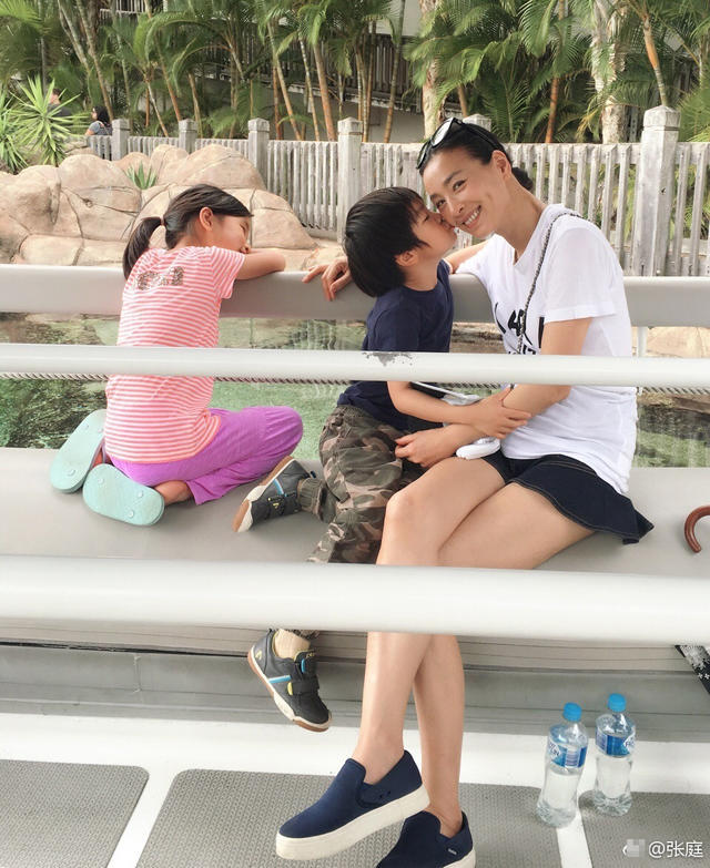 張庭曬幸福合影 三八節深情告白家人(圖)