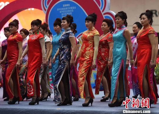 慶“三八” 重慶百余名女企業家街頭上演旗袍秀