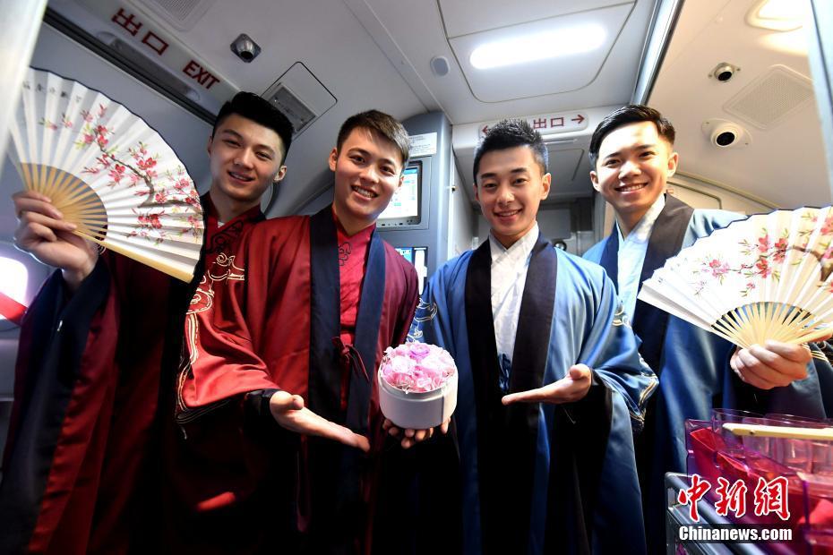 三八節(jié) 廈航“暖男”空乘打造“十里桃林”夢(mèng)幻機(jī)艙[組圖]