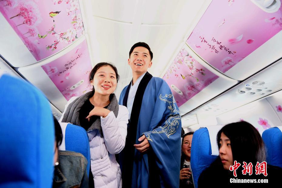 三八節(jié) 廈航“暖男”空乘打造“十里桃林”夢幻機艙[組圖]