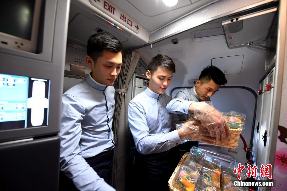 三八節 廈航“暖男”空乘打造“十里桃林”夢幻機艙[組圖]