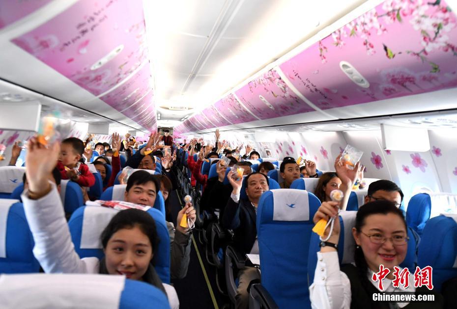 三八節 廈航“暖男”空乘打造“十里桃林”夢幻機艙[組圖]