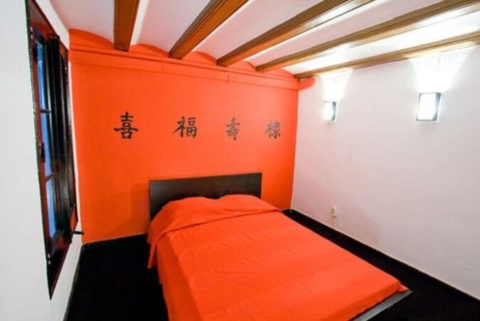 西班牙現(xiàn)詭異中式酒店 網(wǎng)友：對中國文化有啥誤解？