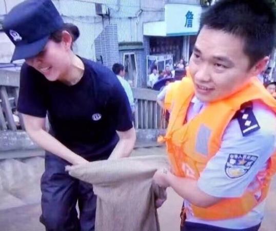 雙警夫妻同日生 妻子是隊(duì)里唯一的女特警【組圖】