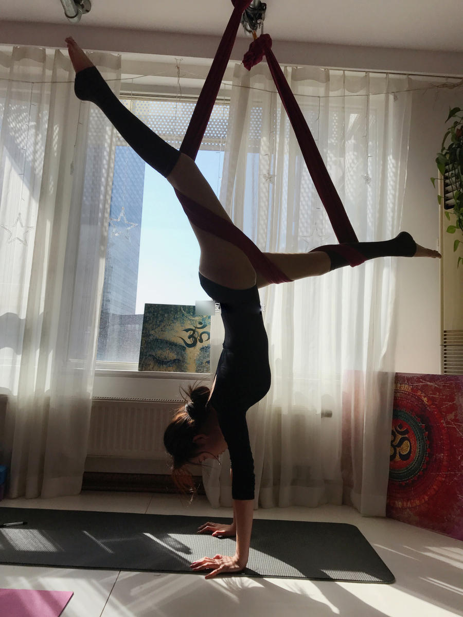 95后女生酷愛瑜伽 空中秀高難動(dòng)作[組圖]