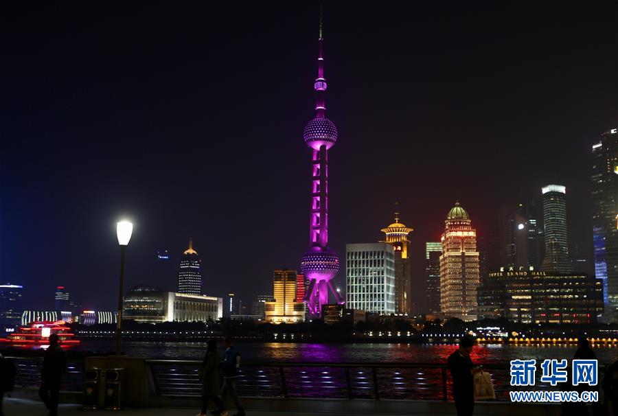 上海：東方明珠點亮粉紅燈光慶“三八”(組圖)