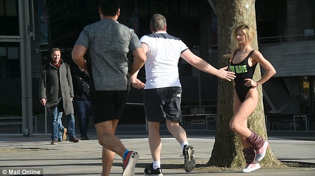 街頭實驗：當健身者穿著“冒犯”你會怎么做？（圖）