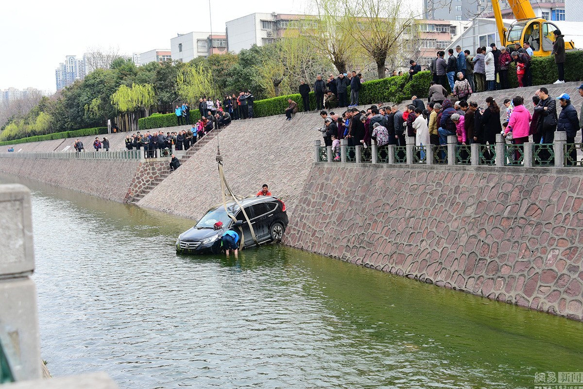 越野車失控沖進(jìn)五米深河溝 司機(jī)不知去向