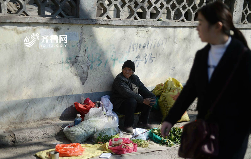 七旬老太賣菜養家 每日往返60公里