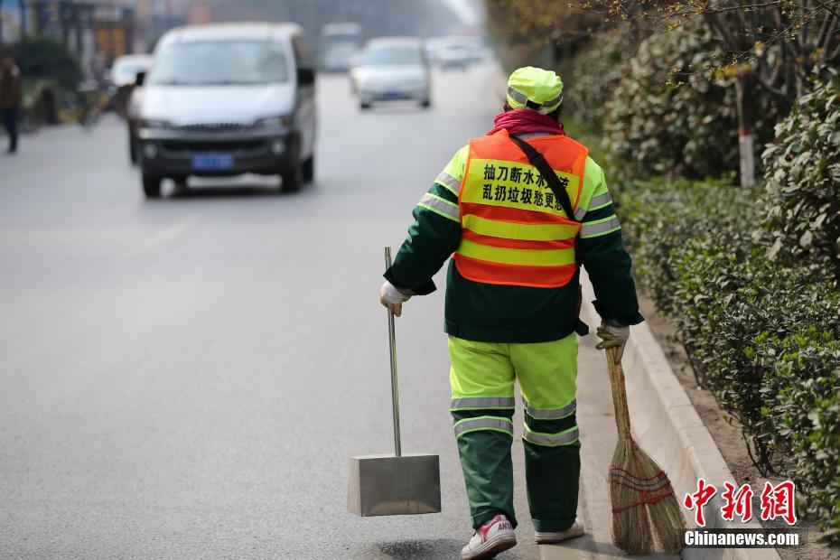 西安環衛工穿“萌屬性”背心掃街