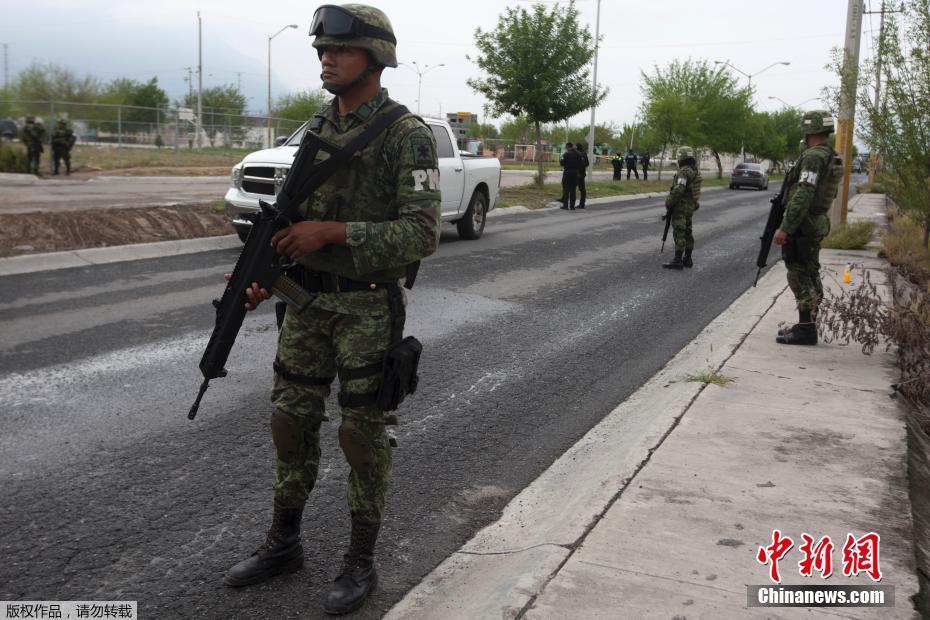 墨西哥一卡車內(nèi)發(fā)現(xiàn)8具尸體 法醫(yī)現(xiàn)場調(diào)查