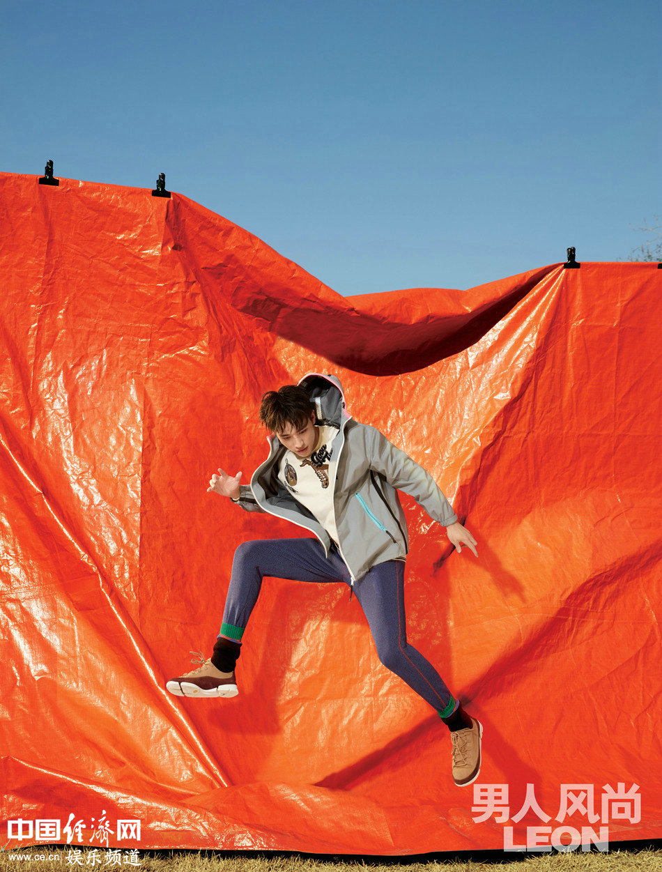 許魏洲最新封面大片曝光 眼神堅(jiān)定盡展多變魅力