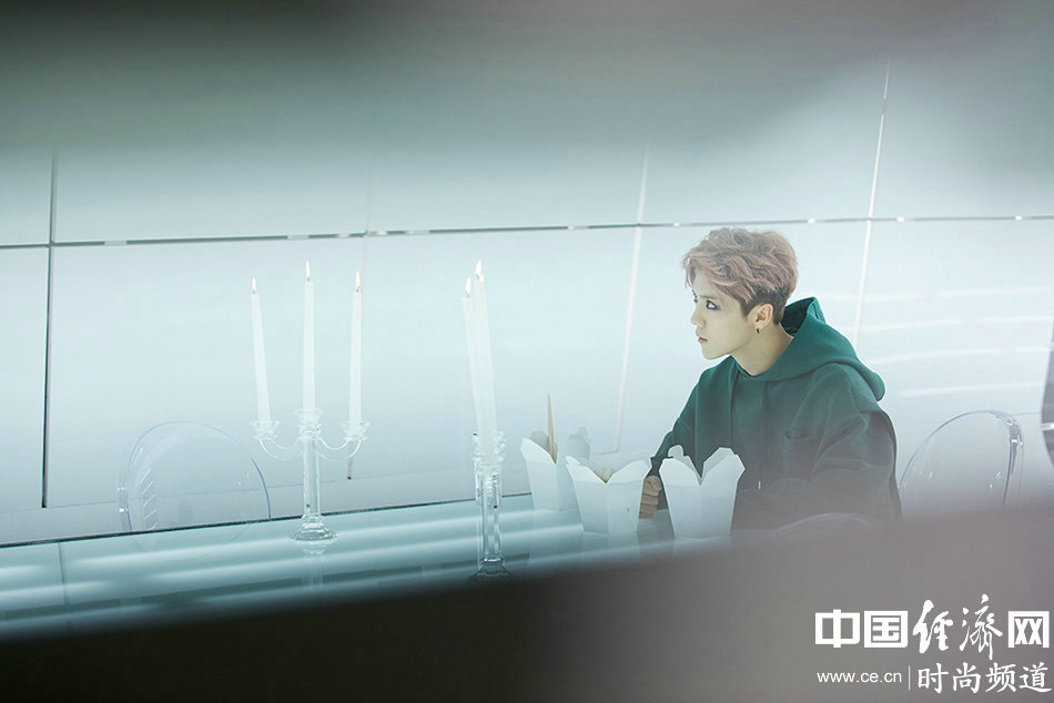 鹿晗《敢》練習室MV上線 拒絕窺私引跨界樂評