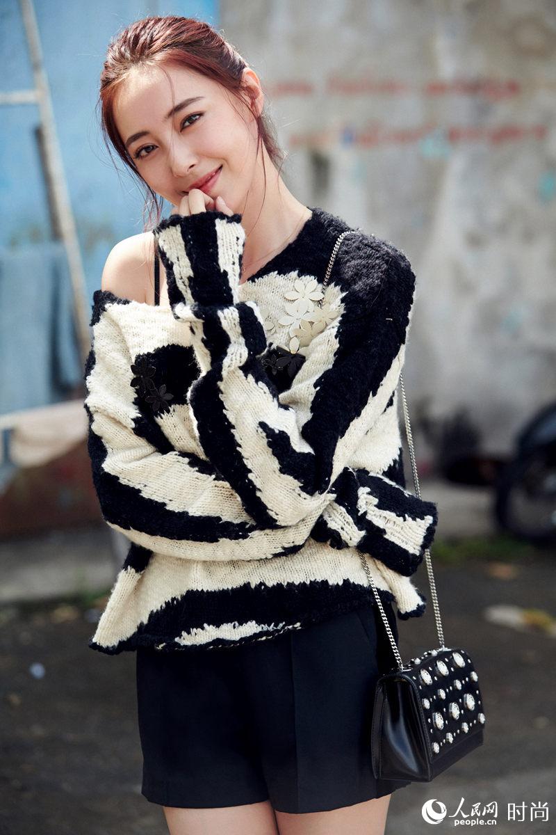 米露最新街拍曝光 “梅超風”街頭小露香肩秀美腿