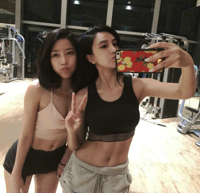 美女神似“Angelababy” 與閨蜜健身照爆紅網(wǎng)絡(luò)（組圖）