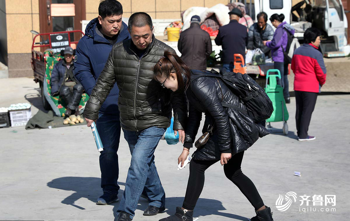 山東威海一女大學生賣鞋油 半天竟為300多人擦鞋！