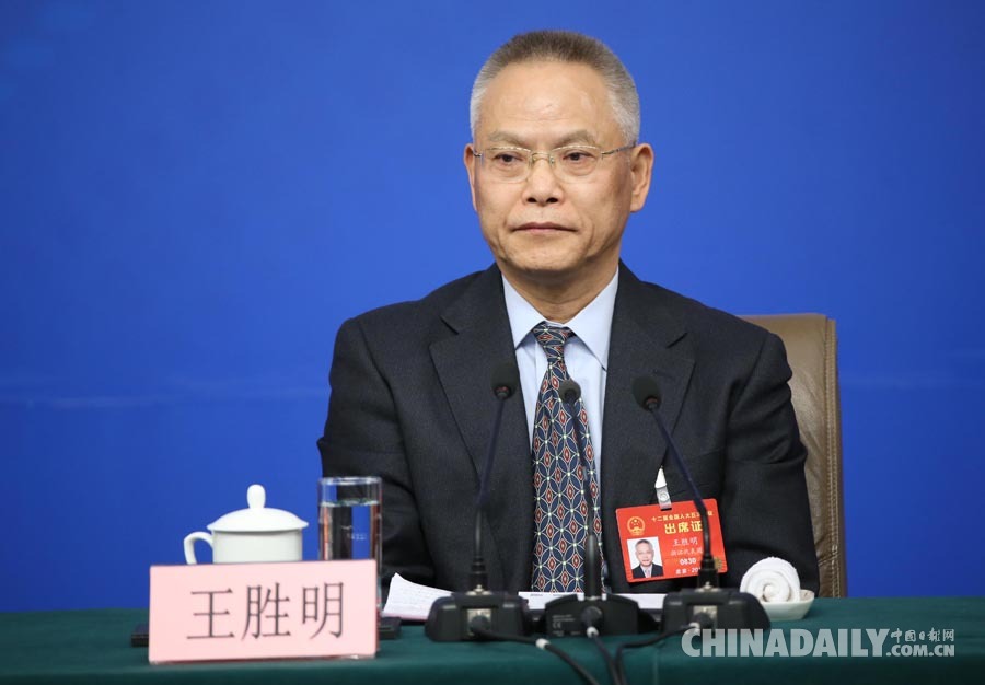 全國(guó)人大教科文衛(wèi)委主任委員柳斌杰等就“人大監(jiān)督工作”答記者問(wèn)