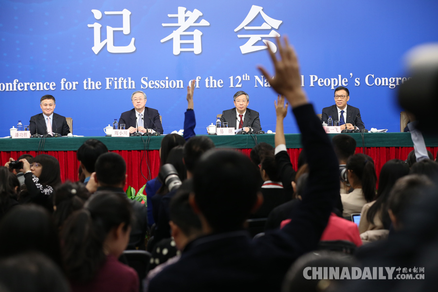 中國人民銀行行長周小川等就“金融改革與發展”答記者問