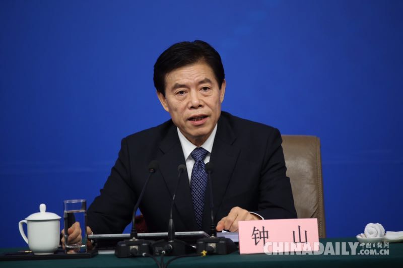 商務(wù)部部長(zhǎng)鐘山就“改革開(kāi)放調(diào)結(jié)構(gòu) 創(chuàng)新驅(qū)動(dòng)促發(fā)展”答記者問(wèn)