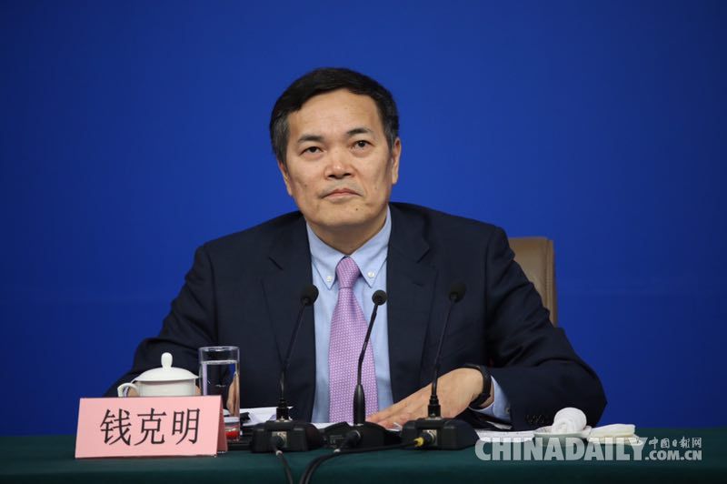 商務(wù)部部長鐘山就“改革開放調(diào)結(jié)構(gòu) 創(chuàng)新驅(qū)動(dòng)促發(fā)展”答記者問