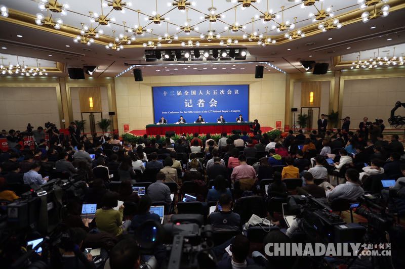 商務部部長鐘山就“改革開放調結構 創新驅動促發展”答記者問