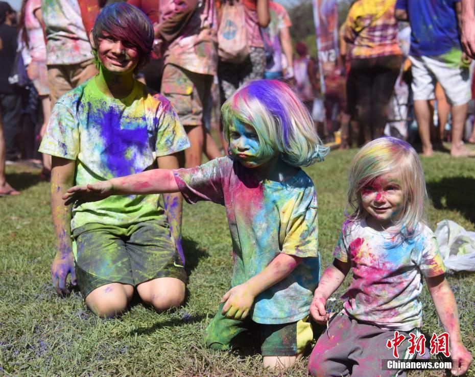 美國洛杉磯色彩節引民眾狂歡