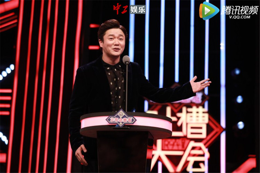 李小璐《吐槽大會》回應(yīng)懟網(wǎng)友事件 真相竟然是游戲輸?shù)?/></a></p>

<p>威脅賈乃亮地位的還有他的大學(xué)同學(xué)，來自筷子兄弟的肖央。本著“朋友妻隨便欺”和“我也想當(dāng)一線男星”的宗旨，肖央一上臺就細(xì)數(shù)了曾經(jīng)追過李小璐的男明星：李晨、韓庚、賈乃亮，原來都是一線的大咖。為了向一線大咖靠近，肖央便馬上宣布：“我也喜歡李小璐，愛咋咋地”！厲害了，我的哥，可是還是請你關(guān)注一下廣大嗷嗷待哺的廣場吧，大媽們急需神曲啊！</p>

<p>甜馨如何實(shí)力吐槽老媽，劉蕓為何要和李小璐劃清界限，常遠(yuǎn)肖央兩位老同學(xué)的花式表白，能否打動李小璐的芳心，今晚20:00騰訊視頻《吐槽大會》，看被吐槽到眾叛親離的李小璐，如何霸氣回應(yīng)！</p>
</div>

<div width=