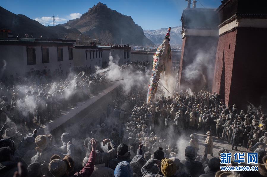 近萬名群眾參加西藏豎經幡柱拋撒糌粑祈?；顒樱ńM圖）