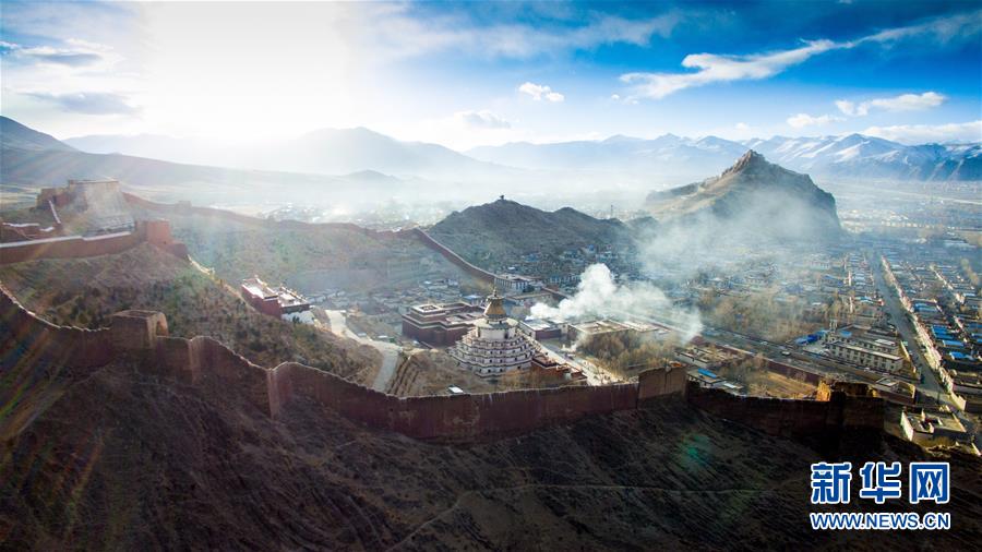 近萬名群眾參加西藏豎經幡柱拋撒糌粑祈福活動（組圖）