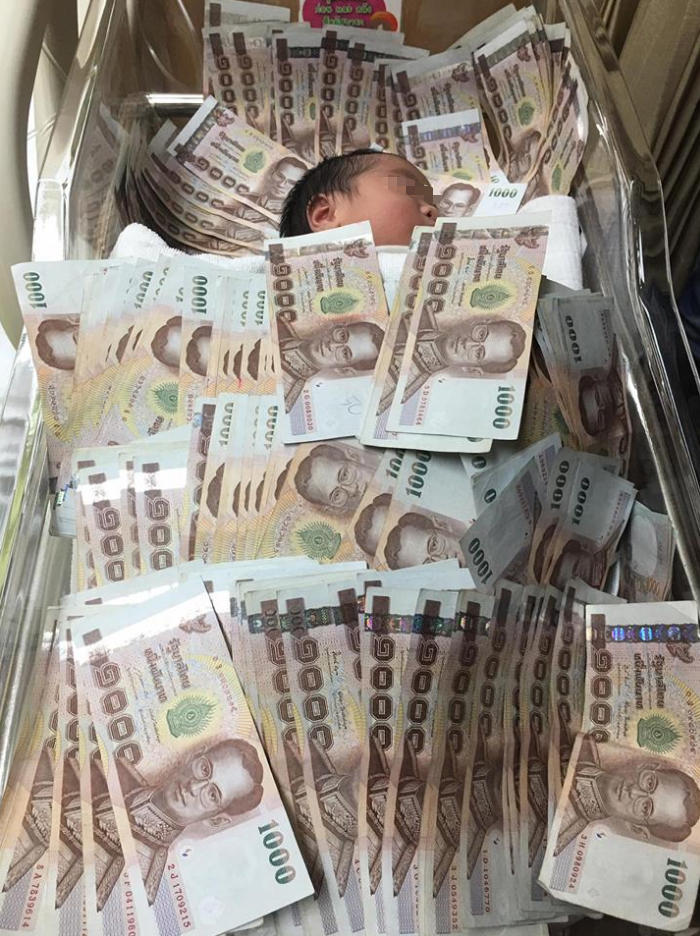 嬰兒蓋40萬現金睡 網友：炫富讓娃睡細菌堆？【圖】