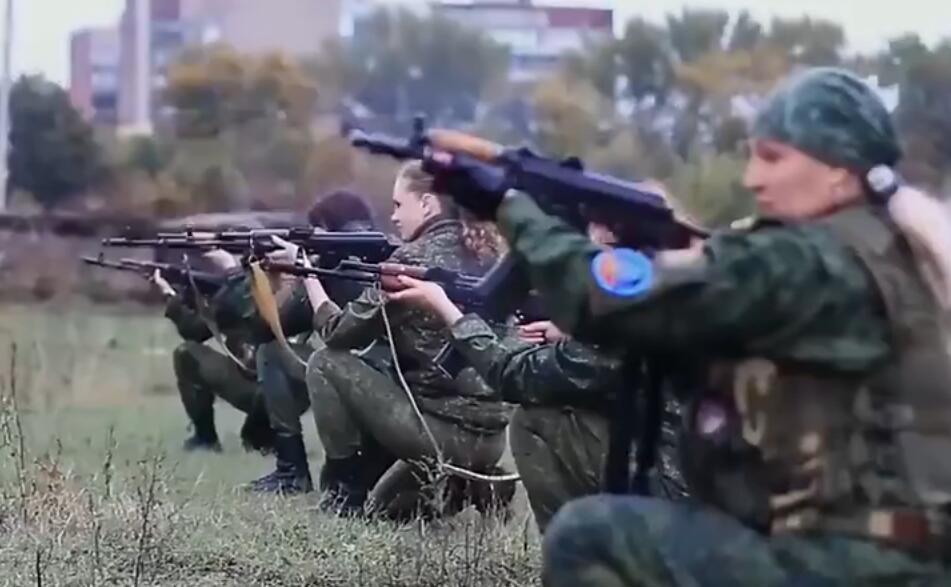 俄媒曝光美女坦克部隊(duì) 顏值與戰(zhàn)斗力成正比