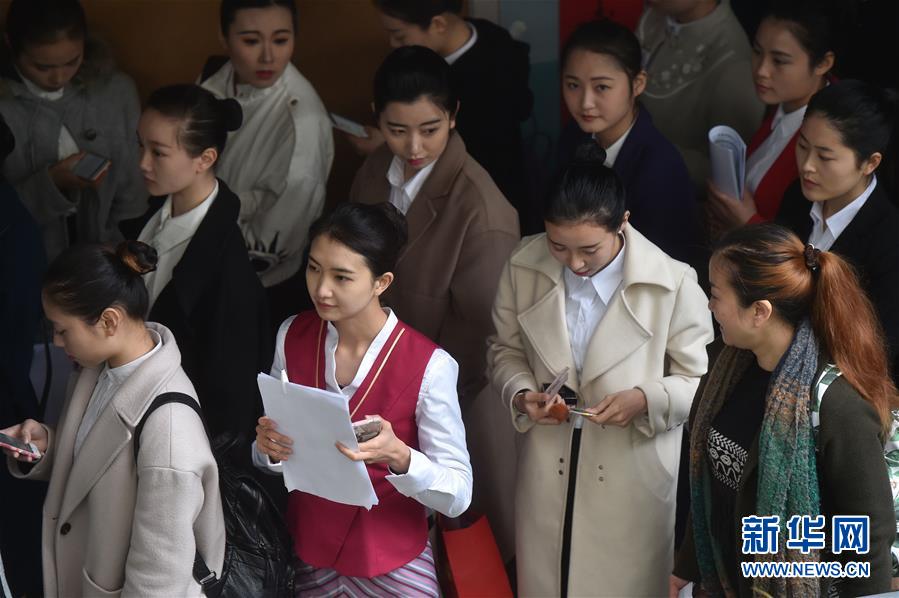 校園招聘空乘場面火爆[組圖]