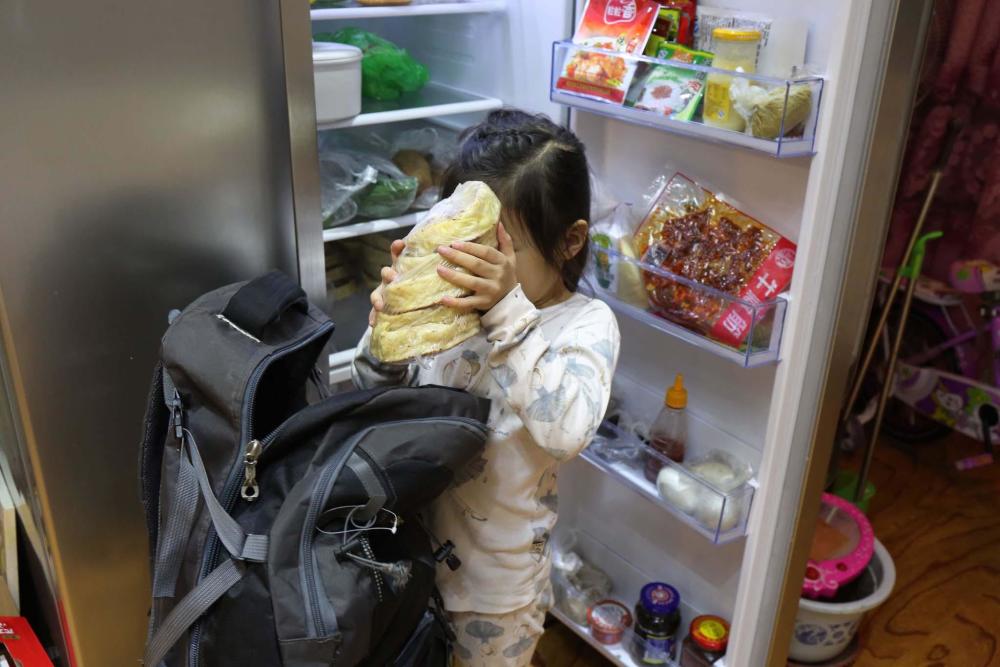 女兒遠嫁 父母跨越數千里為她背來了這些(組圖)