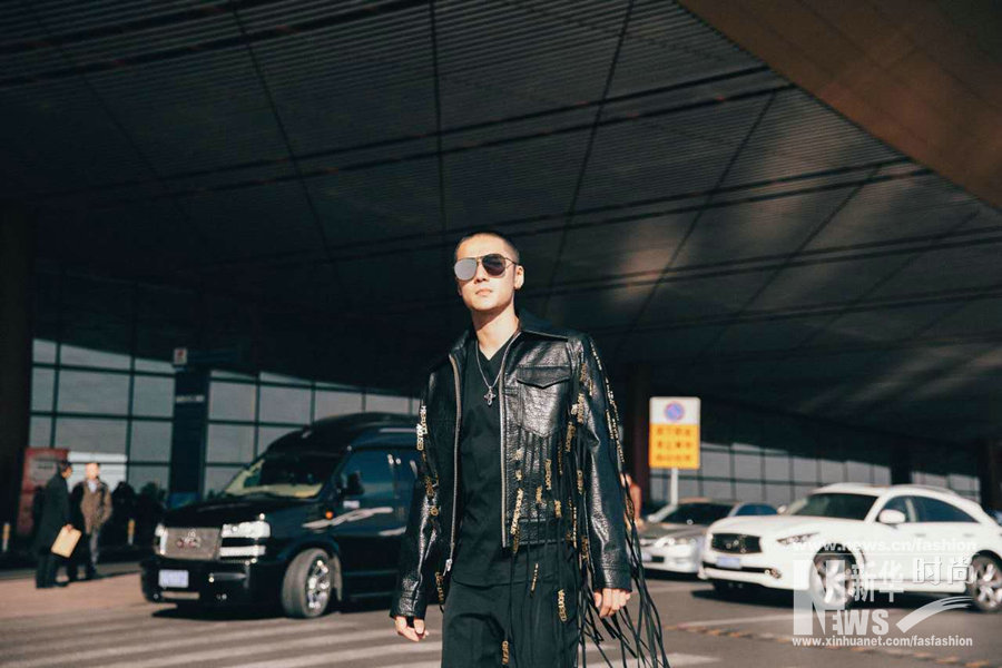 蔣勁夫皮衣流蘇現(xiàn)身機場 圓寸發(fā)型自嘲“有點冷”