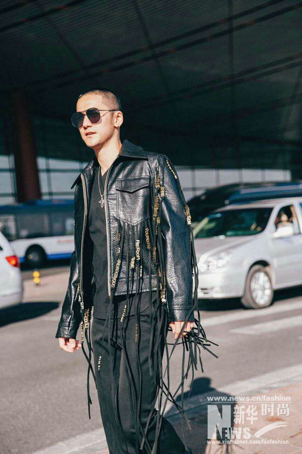 蔣勁夫皮衣流蘇現(xiàn)身機場 圓寸發(fā)型自嘲“有點冷”