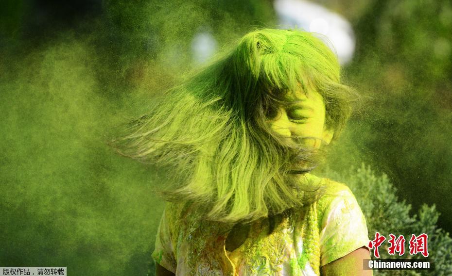 印度民眾high玩慶祝胡里節 彩色粉末灑滿臉（組圖）