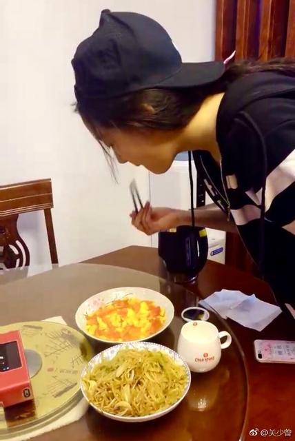 關(guān)曉彤示范如何做好閨女 素顏給家人做飯