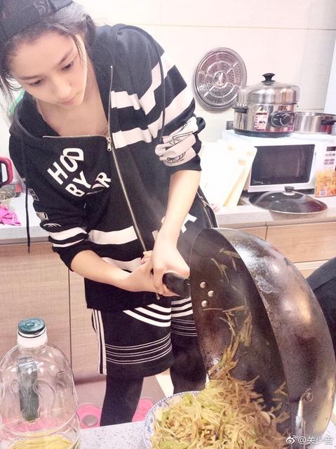 關(guān)曉彤示范如何做好閨女 素顏給家人做飯