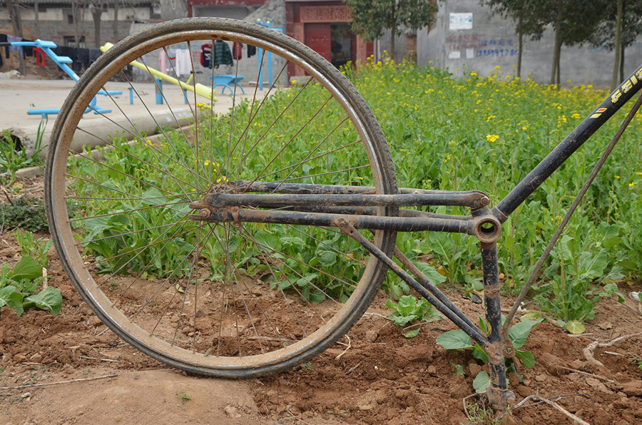 高手在民間！河南大爺改裝單車鋤地（圖）