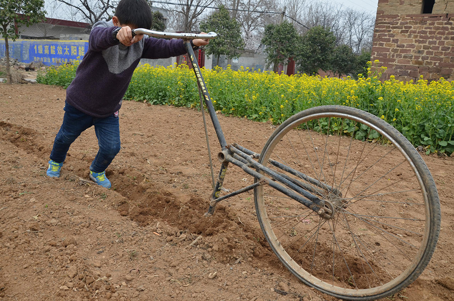 高手在民間！河南大爺改裝單車(chē)鋤地（圖）